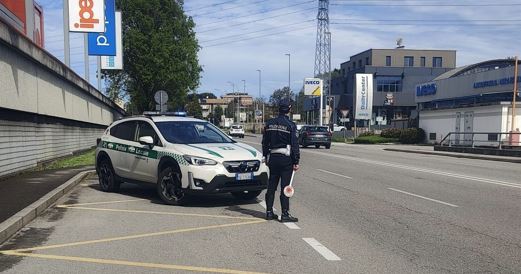 Cantù, non si ferma all’Alt e inizia una folle fuga: 21enne albanese fermato nel parcheggio di un centro commerciale