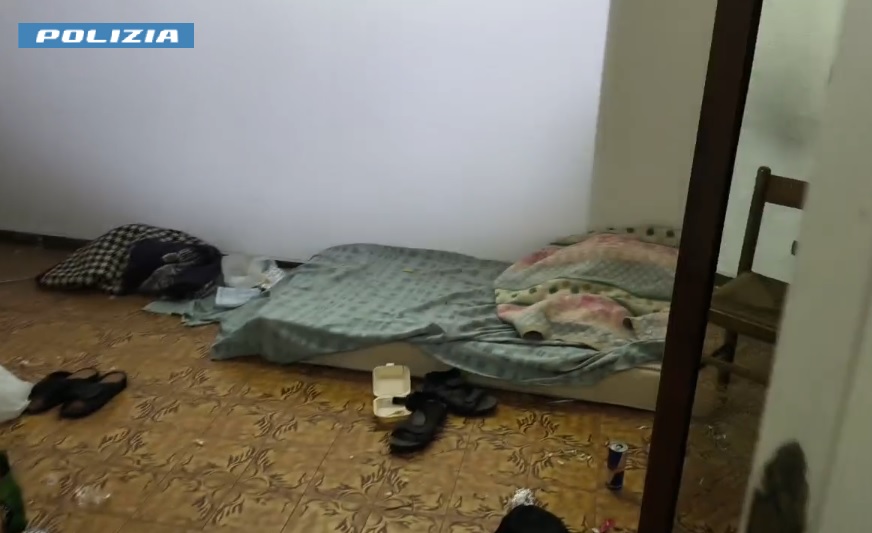 Como, via Bixio. Nell’immobile in disuso 8 persone tra giacigli di fortuna, rifiuti e droga