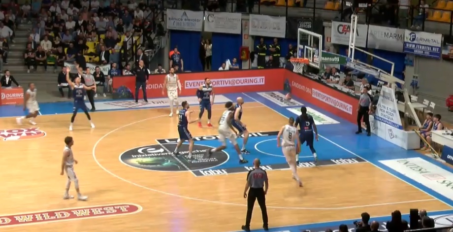 Basket, quarti di finale playoff. Cantù vince anche la gara 2 contro Bologna