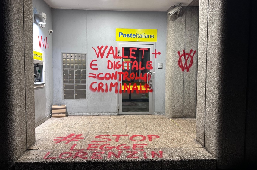 Cantù, vandalizzate dai no vax le poste di Vighizzolo: ecco le immagini