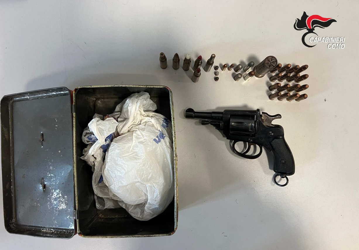 Erba, ritrovati tra i rifiuti una pistola e numerose munizioni