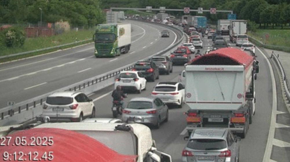 Autostrada A2, mattinata di disagi per i frontalieri in Svizzera: lunghe code per un incidente