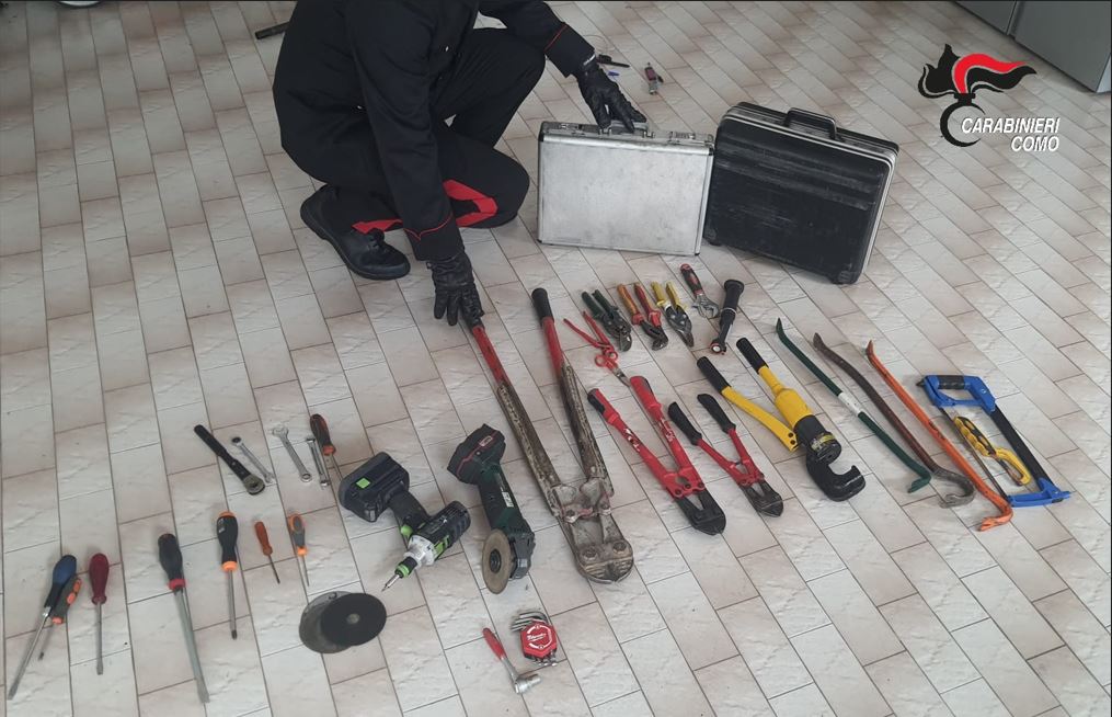 Bizzarone, i carabinieri sequestrano un’auto rubata e arnesi da scasso