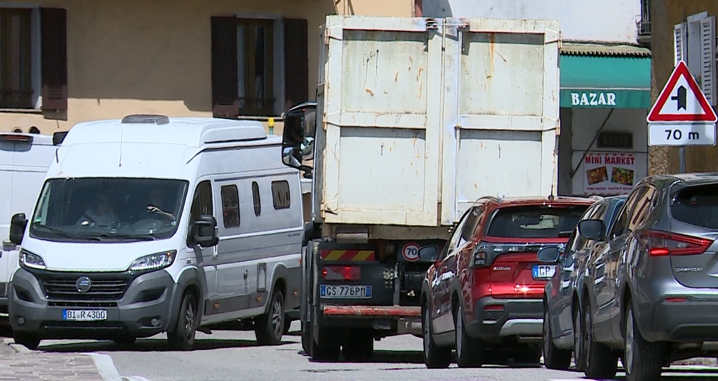 Ascensione e Festa della Repubblica, i turisti affollano il Lago di Como. Statale Regina in tilt: un’ora di coda tra Argegno e Tremezzina