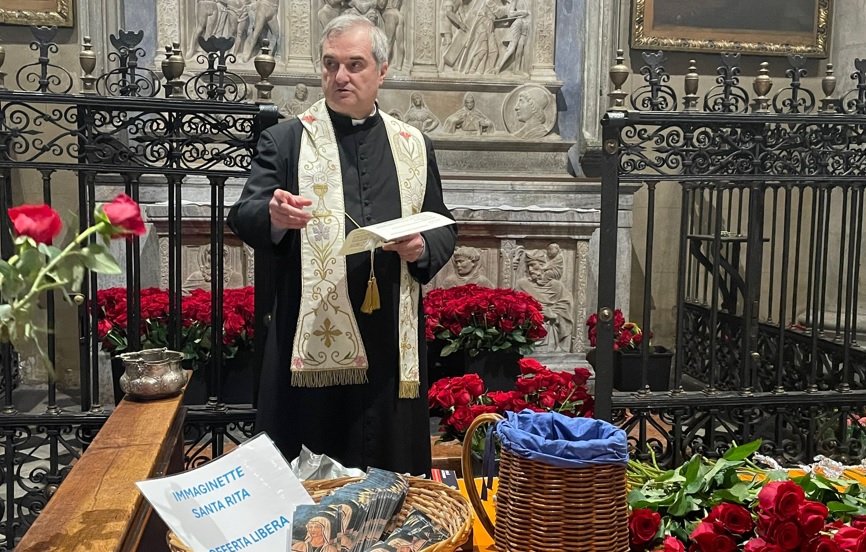 Santa Rita, benedizione e vendita delle rose in Cattedrale a Como