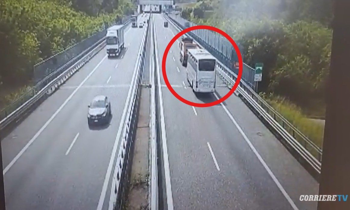 Pullman con i bambini in gita contro un camion, il video dell’incidente in Pedemontana