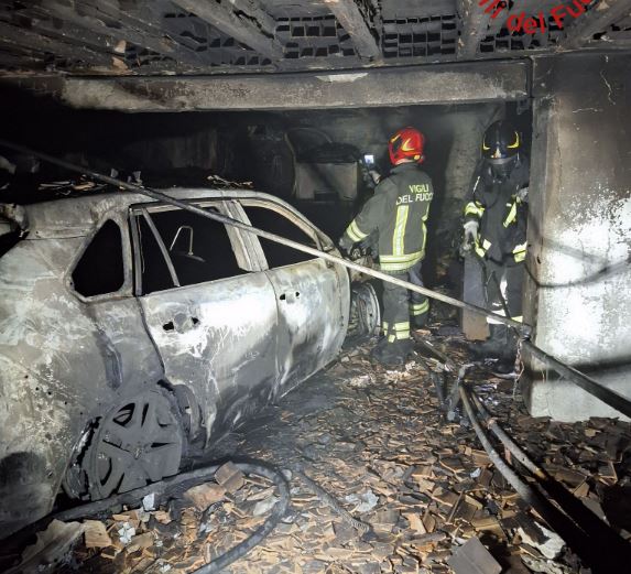 Beregazzo con Figliaro, in fiamme un’auto in un box. Quattro persone in ospedale