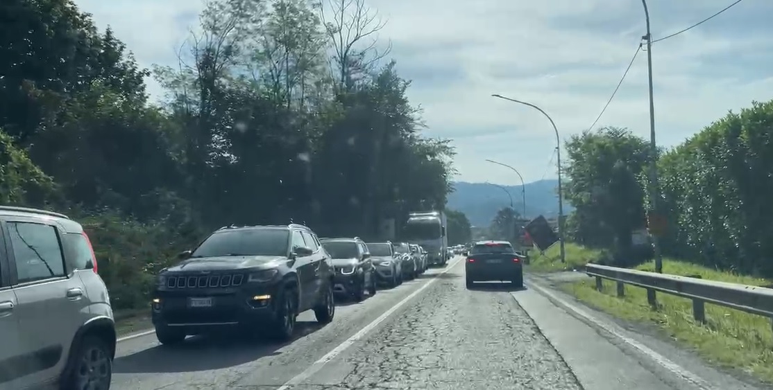 Como, incidente in via Varesina: scontro tra auto e moto. Coinvolta una donna di 50 anni e un 17enne