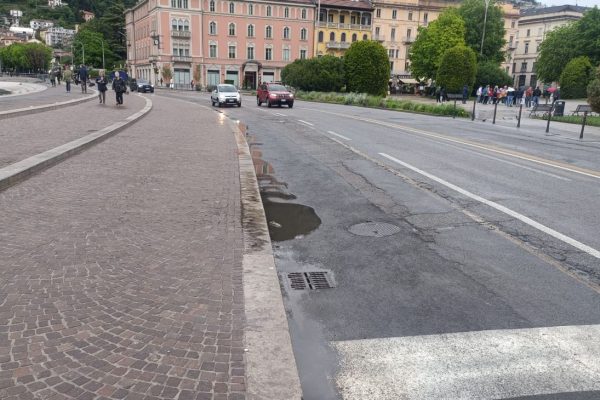 Piogge e temporali allagano il Lungolago: chiusa e poi riaperta una corsia davanti a piazza Cavour