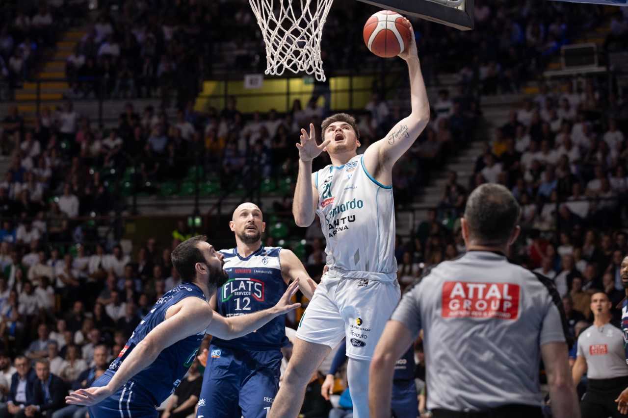 Quarti di finale playoff, Cantù vince gara 1 contro Bologna