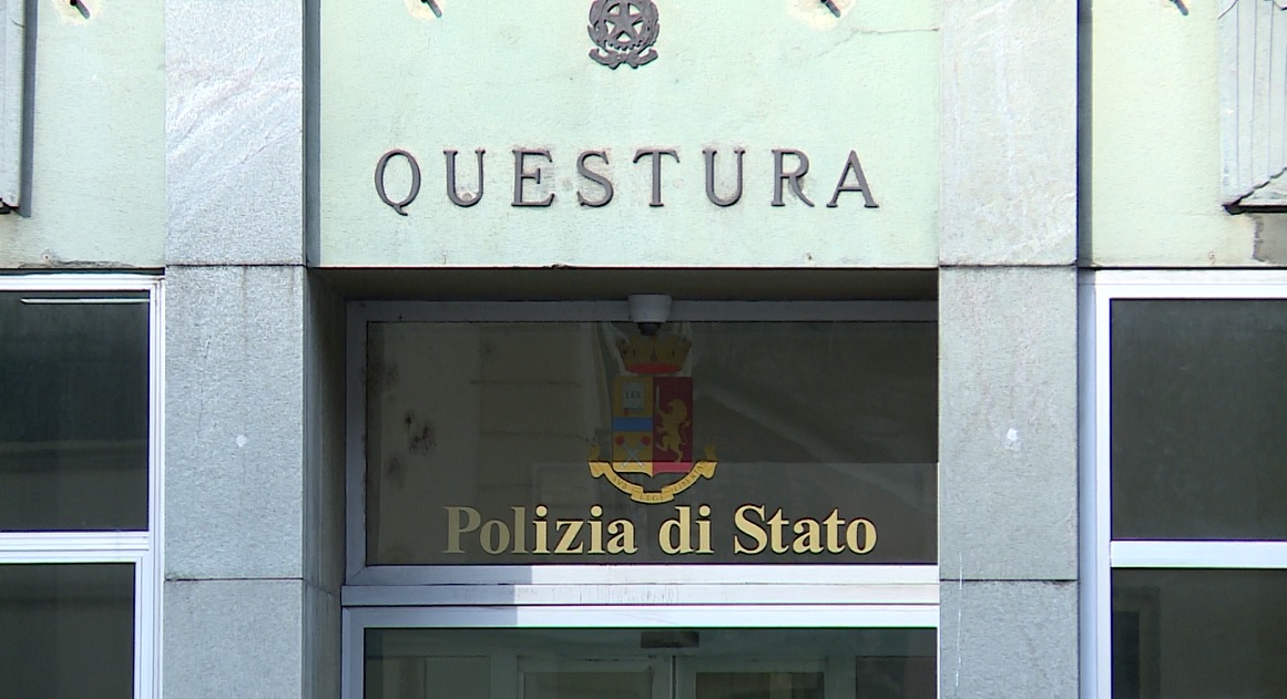 Como, giardini di via Sant’Elia, 15enne derubato. Tre giovani denunciati