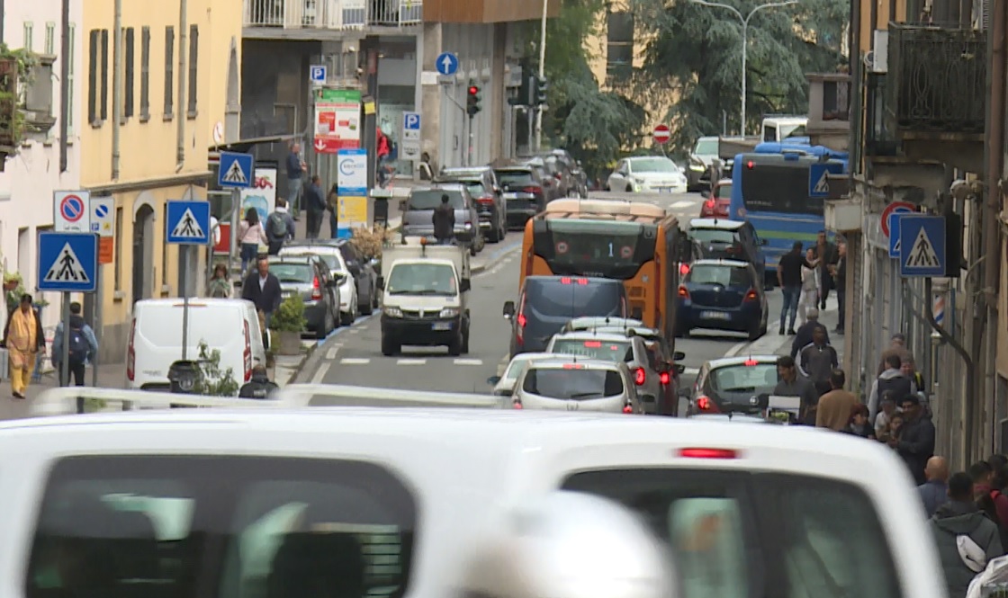 Rc auto, prezzi in calo ad aprile 2025. In provincia di Como -6,7% in sei mesi: si spende in media 476,69 euro