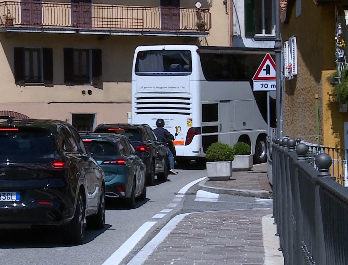 Statale Regina, mattinata di code. Semaforo fuori uso a Sala Comacina