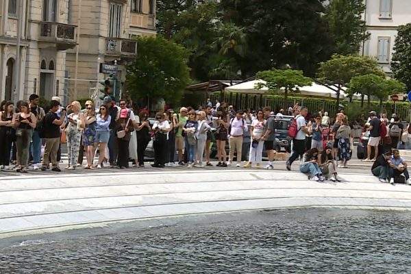 coda di turisti alla navigazione