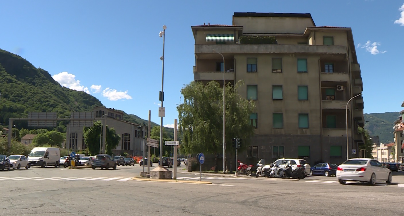 Como, zoppicante e sofferente chiede l’elemosina al semaforo ma scappa alla vista della polizia: denunciato 61enne rumeno