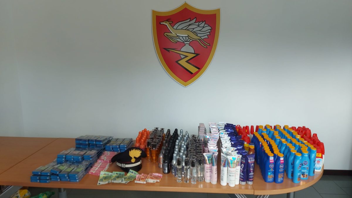 Scappano a folle velocità per 38 chilometri, arrestati un 20enne romeno e la compagna incinta