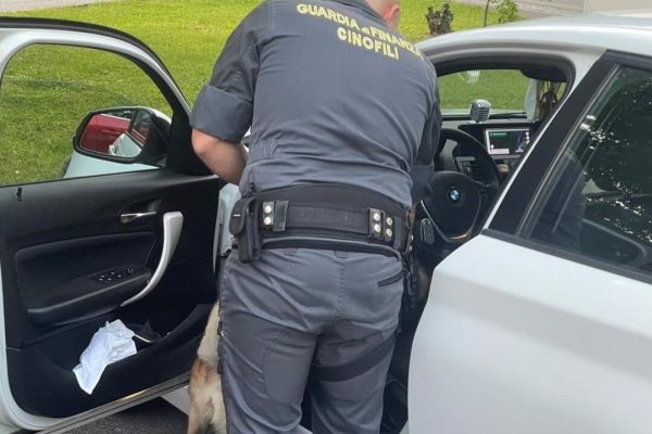 Alta Valle Intelvi, controlli dei finanzieri al confine: sequestro di droga, due patenti ritirate