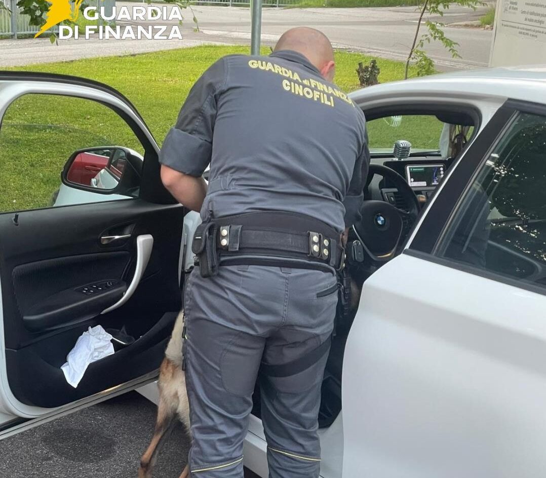 Alta Valle Intelvi, controlli dei finanzieri al confine: sequestro di droga, due patenti ritirate