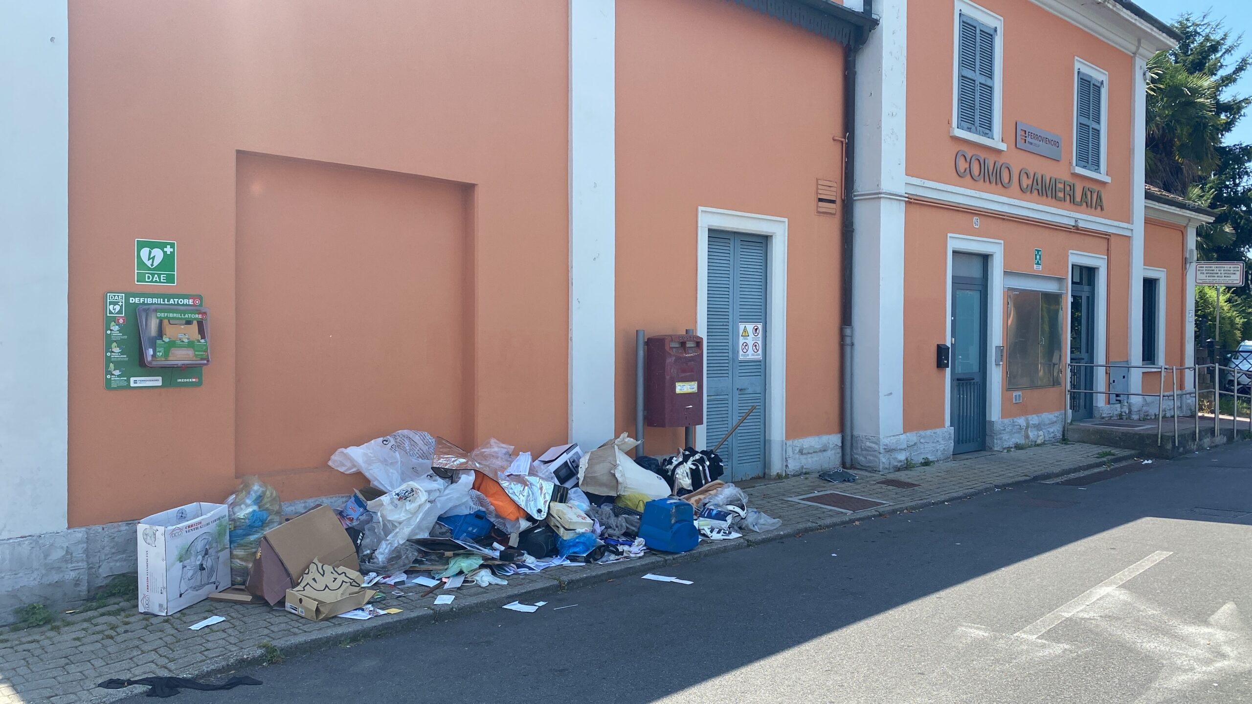 Discarica abusiva fuori dalla stazione di Como Camerlata