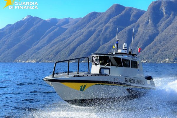 Lezzeno, barca di lusso sotto costa e con troppe persone a bordo. Conducente sanzionato