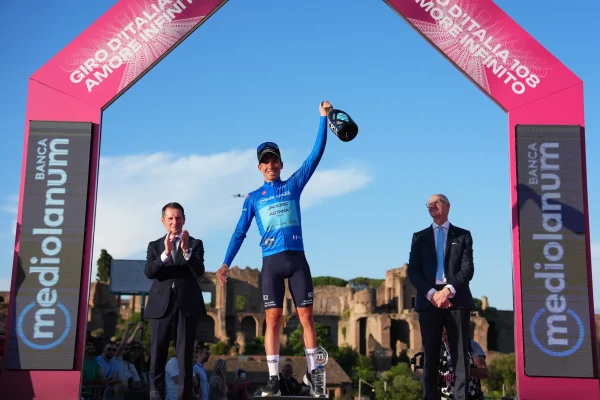Lorenzo Fortunato con la maglia azzurra sul podio finale di Roma del Giro 2025