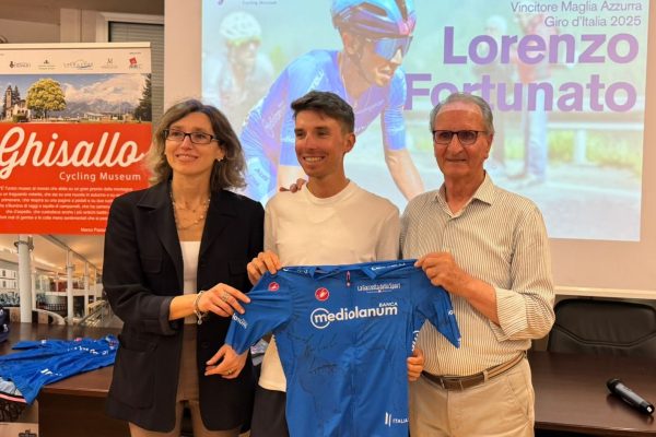 Lorenzo Fortunato dona la maglia azzurra del Giro 2025
