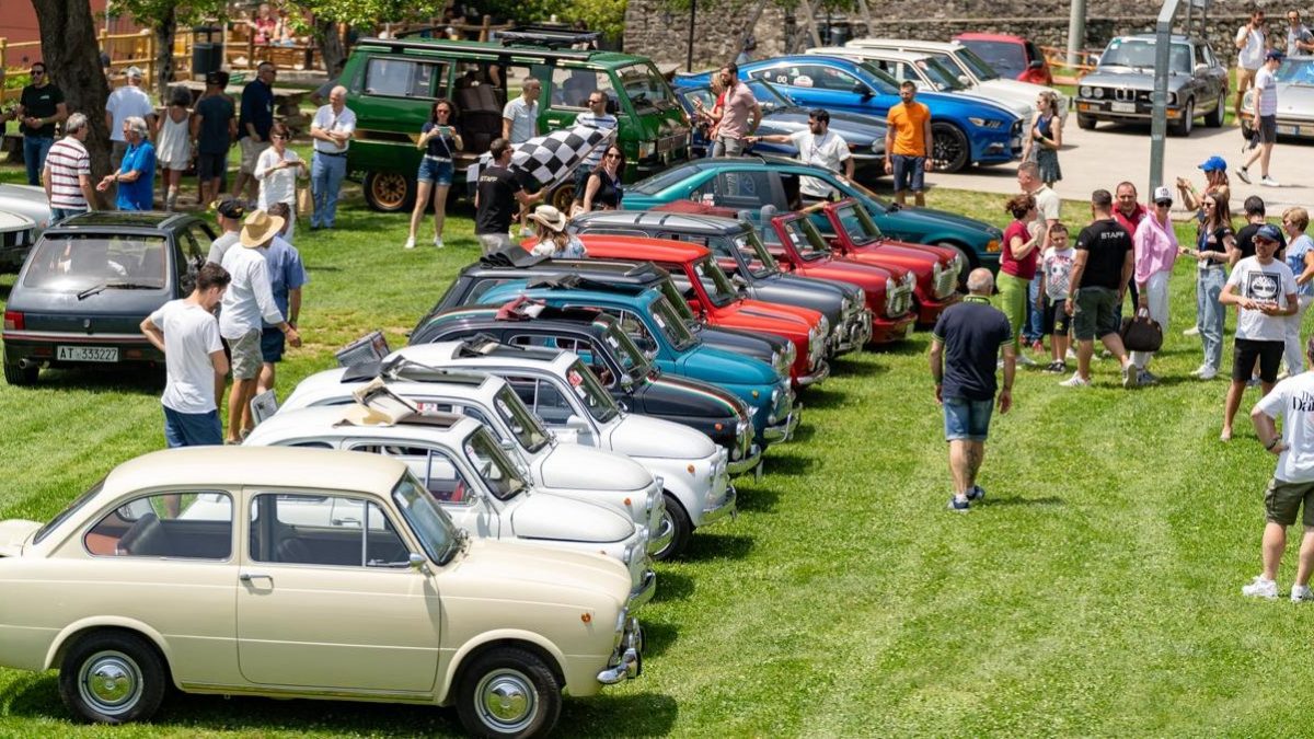 Auto d’epoca, raduno e sfilata con 62 vetture