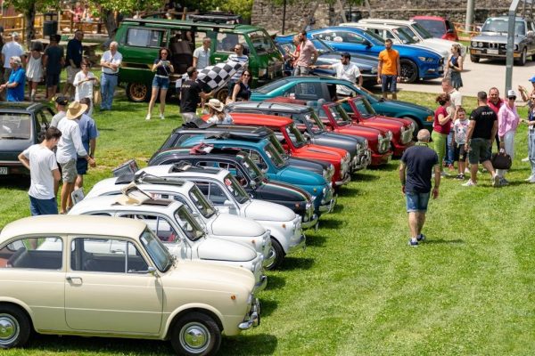 Auto d’epoca, raduno e sfilata con 62 vetture
