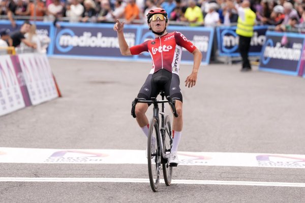 La gioia di Widar sul traguardo finale (immagini Rcs/La presse)