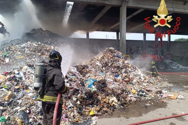 Incendio a Cermenate, in fiamme un capannone per lo stoccaggio dei rifiuti
