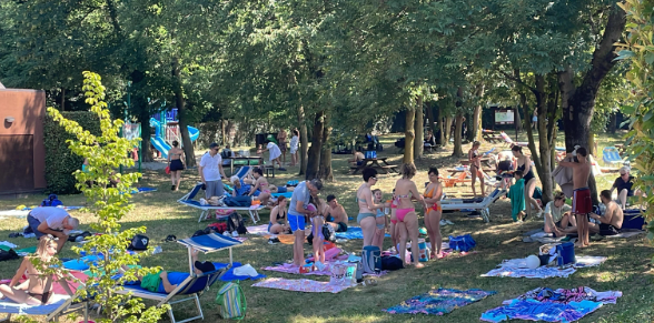Sole e 30 gradi, lidi del lago e piscine prese d’assalto