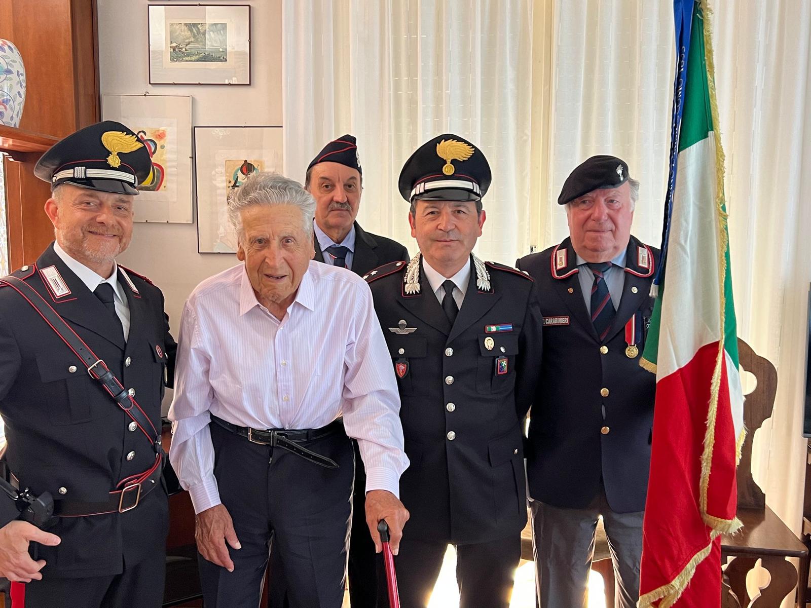 L’ex maresciallo compie cent’anni, carabinieri di Como in festa