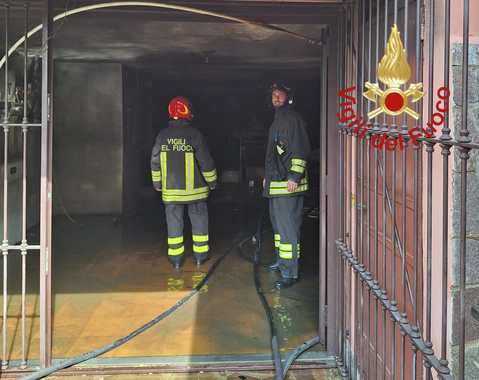 Mozzate, incendio in un garage. Evacuati i residenti al piano superiore