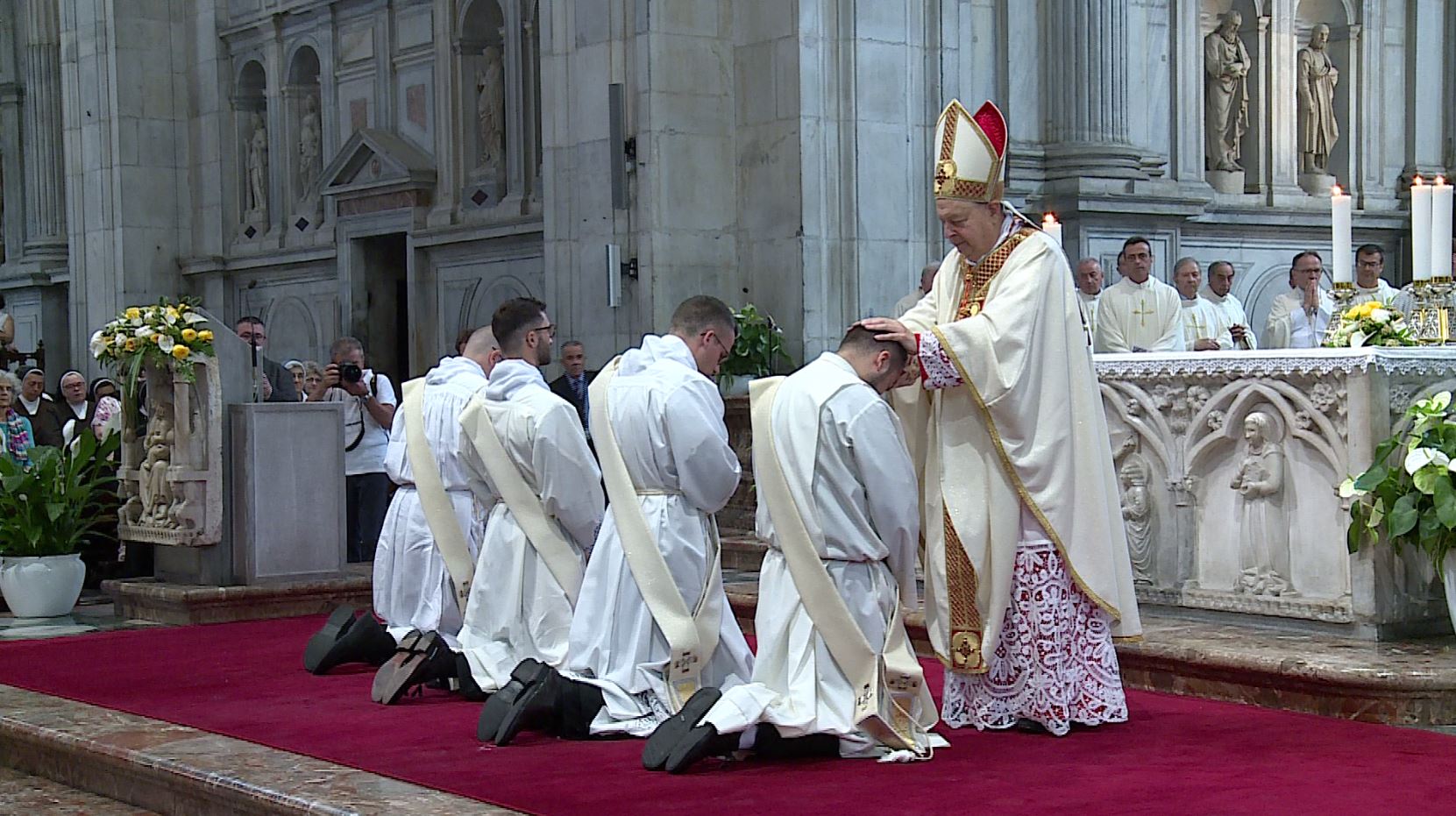 Como, ordinati quattro nuovi sacerdoti: la celebrazione presieduta dal cardinale Cantoni in Cattedrale
