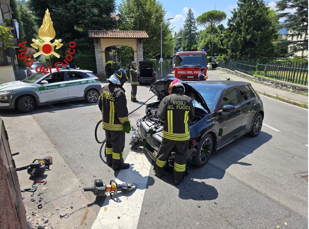 Canzo, auto elettrica contro un muro. Intervento dei vigili del fuoco