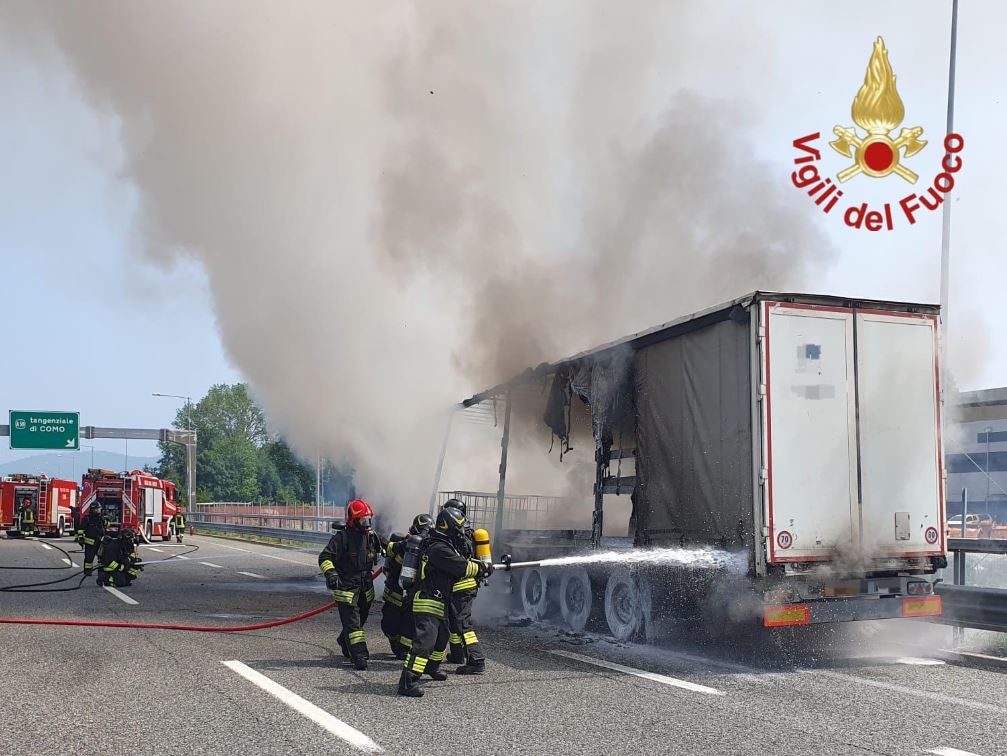 Giornata di caos sull’autostrada A9: camion in fiamme, traffico bloccato per ore