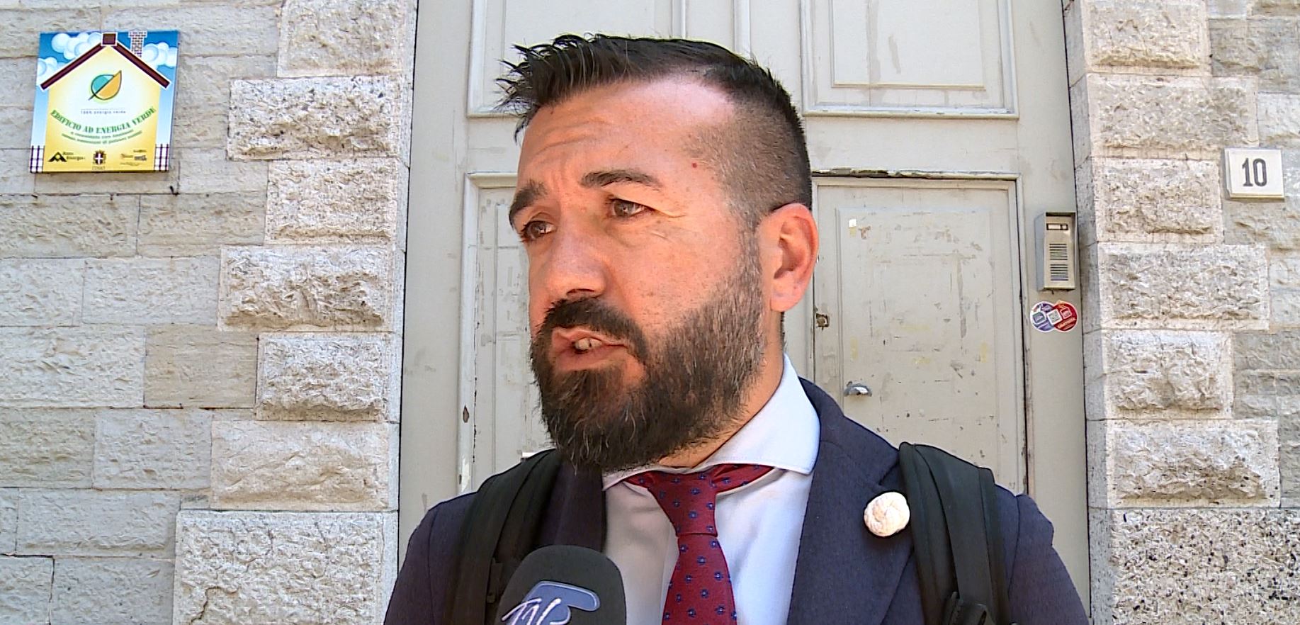 La critica mascherata da auguri di Natale: Nova Como incalza il sindaco e “ricorda” le elezioni 2027