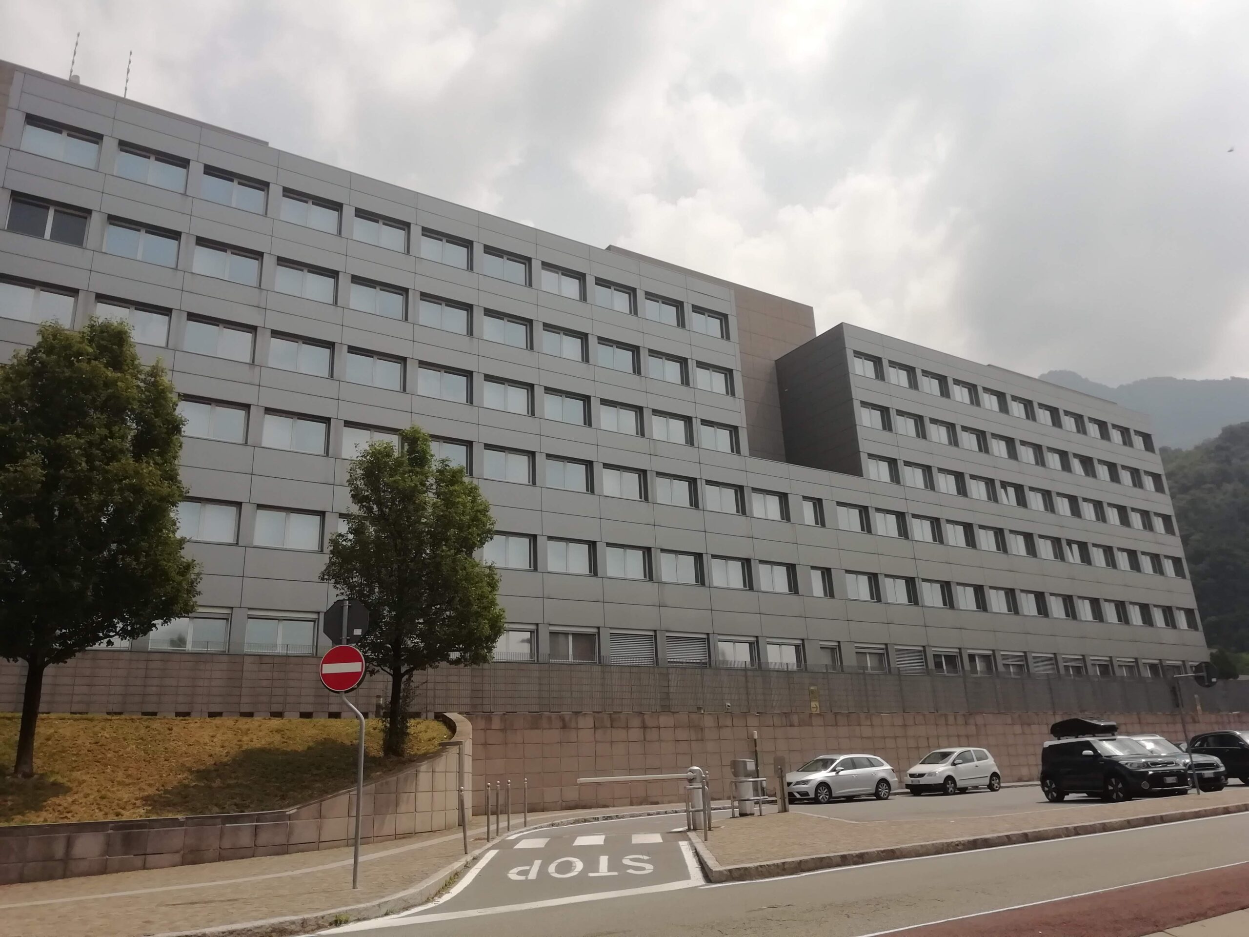 Precipitano in un cantiere, tragedia sfiorata a Erba