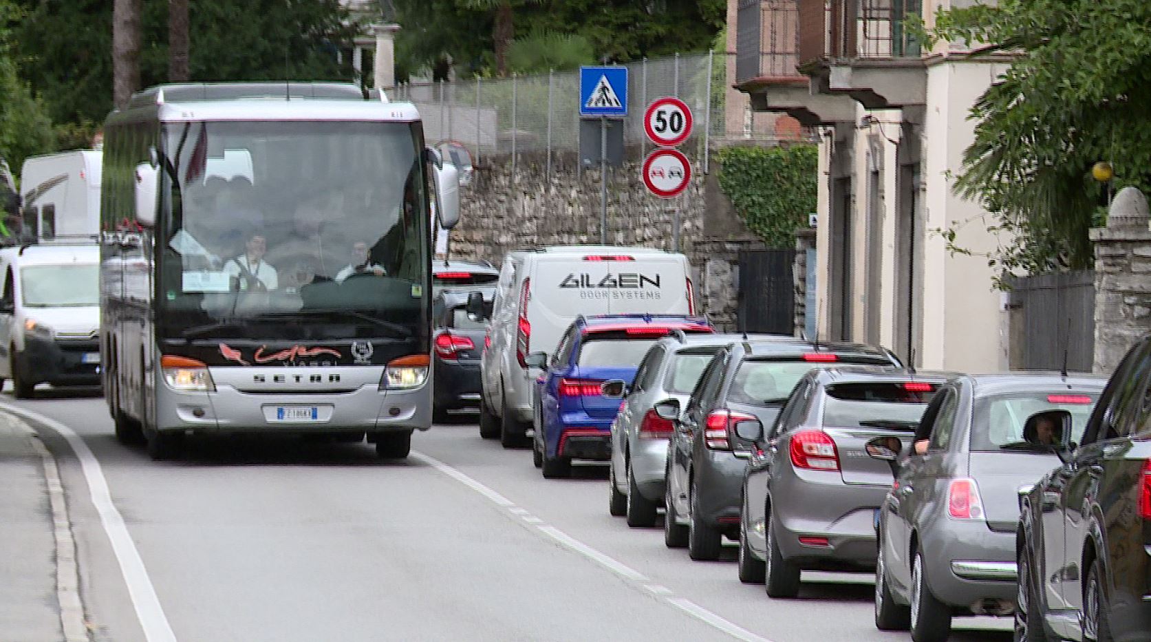 Ennesima giornata di caos sulla Statale Regina. La proposta shock del sindaco Guerra: “Ztl tra Colonno e Tremezzina”