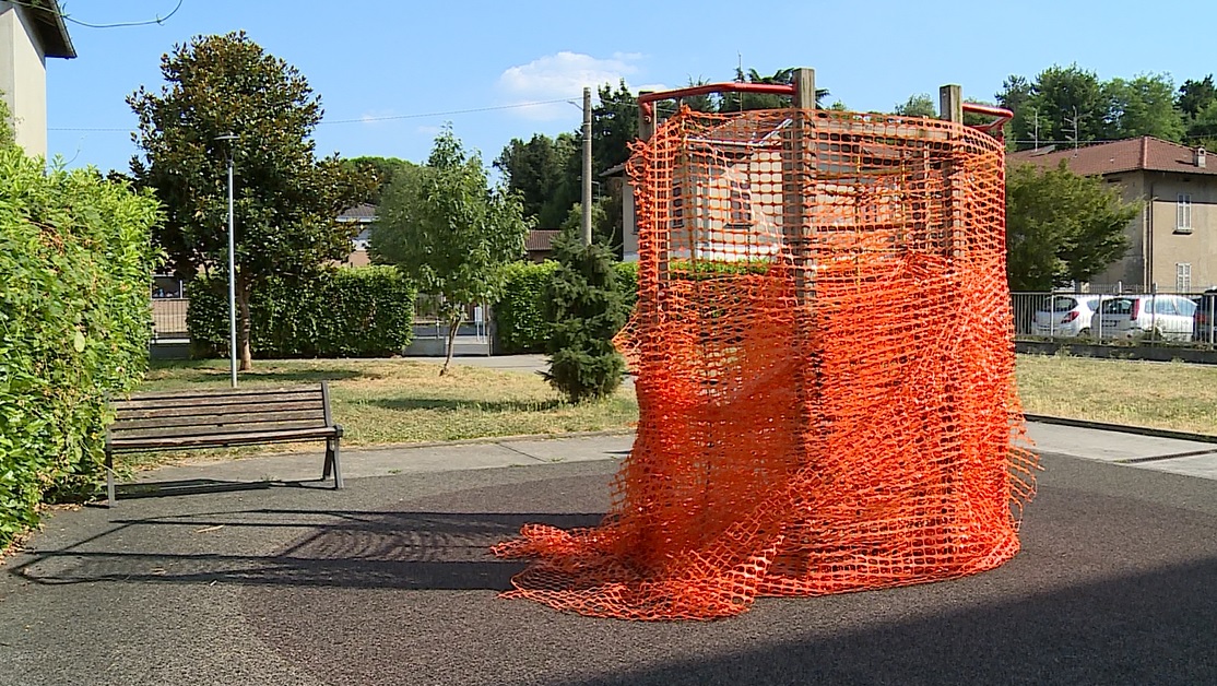 Giardini pubblici di Albate: sporcizia, poca ombra e giochi inutilizzabili