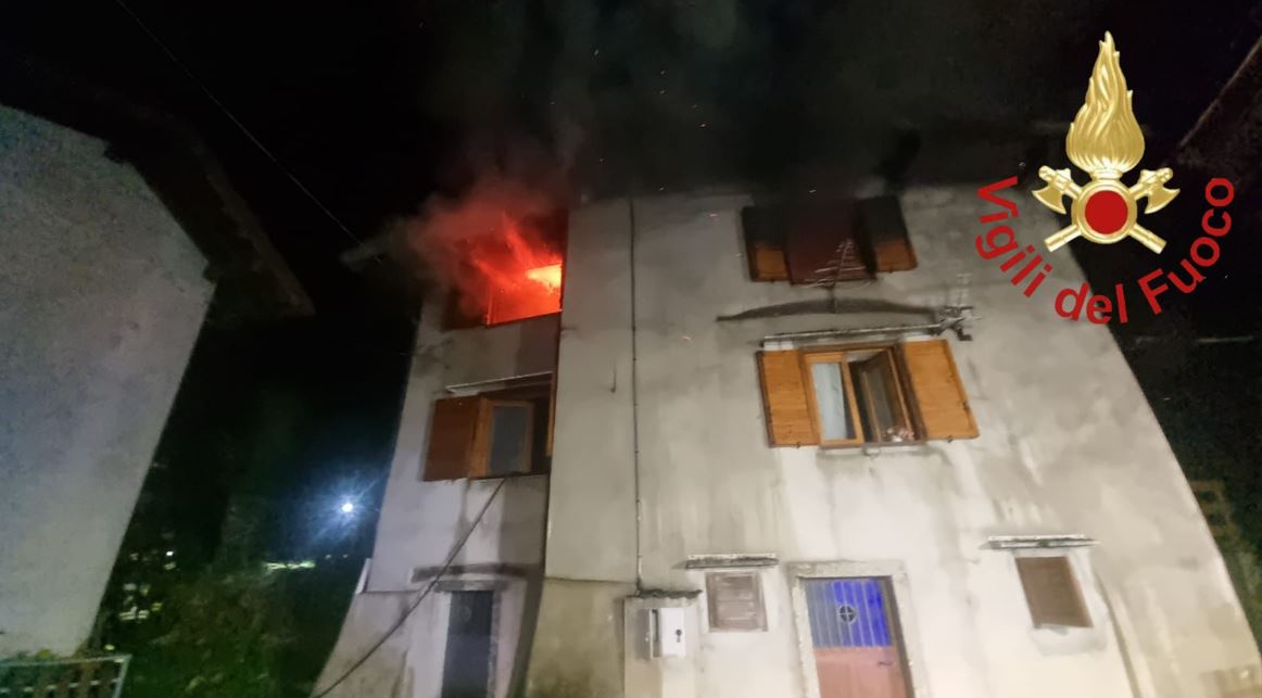 Schignano, tetto in fiamme. Due appartamenti inagibili