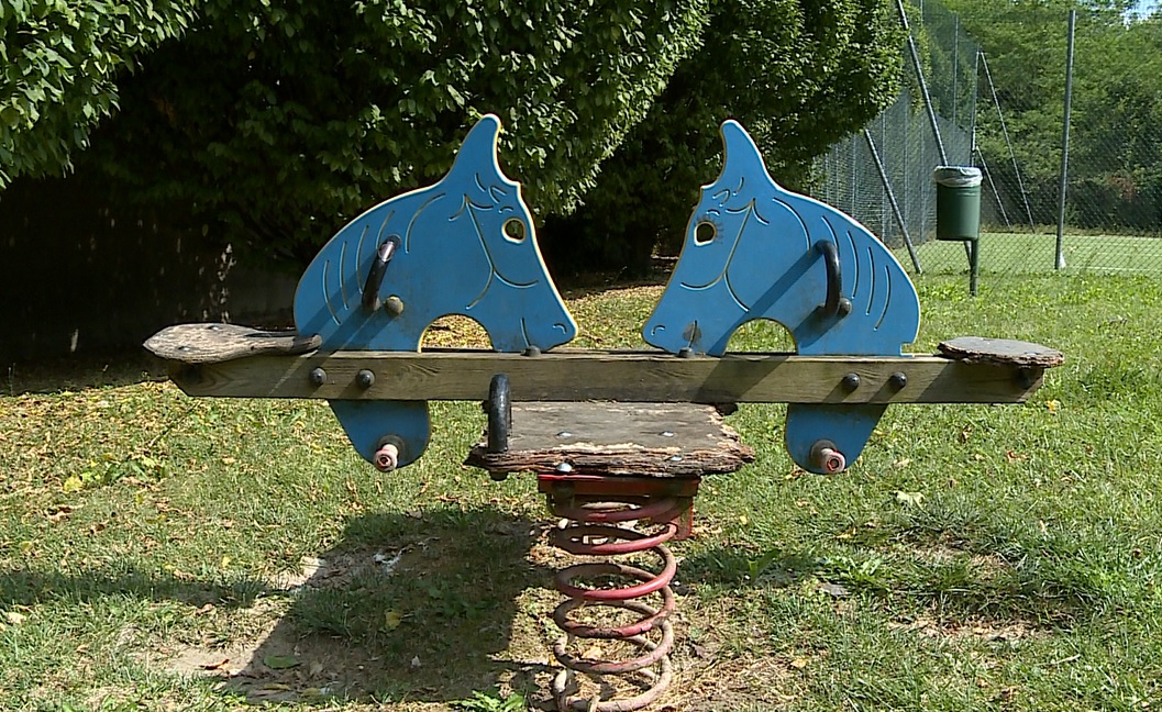 Incuria ai giardini pubblici di via Magni, le foto. L’assessore: “Previsti interventi di manutenzione straordinaria”