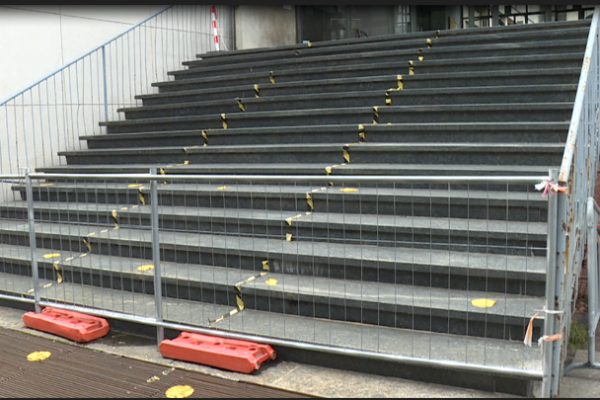 Scuola media Parini, scale ancora chiuse