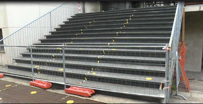 Scuola media Parini, scale ancora chiuse