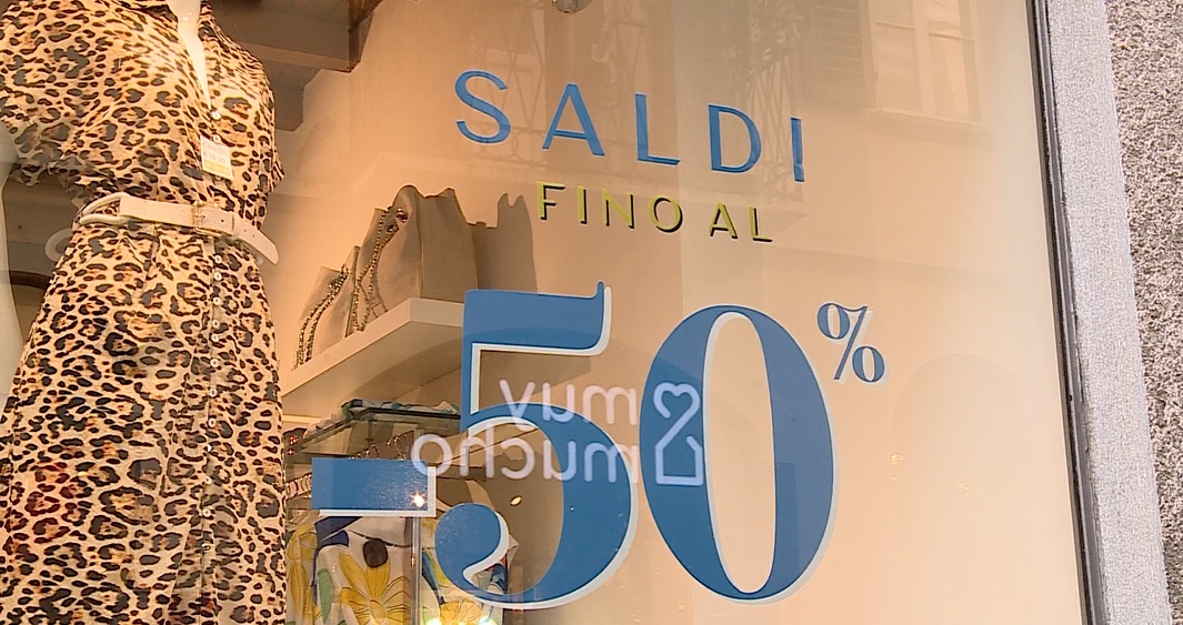 Primo giorno di saldi estivi, i rincari non fermano le corse agli affari