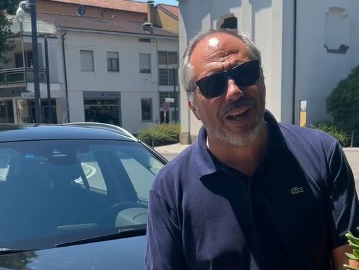 Rovellasca, vandali imbrattano l’auto del sindaco Zauli. Il primo cittadino: “Non mi fermate”