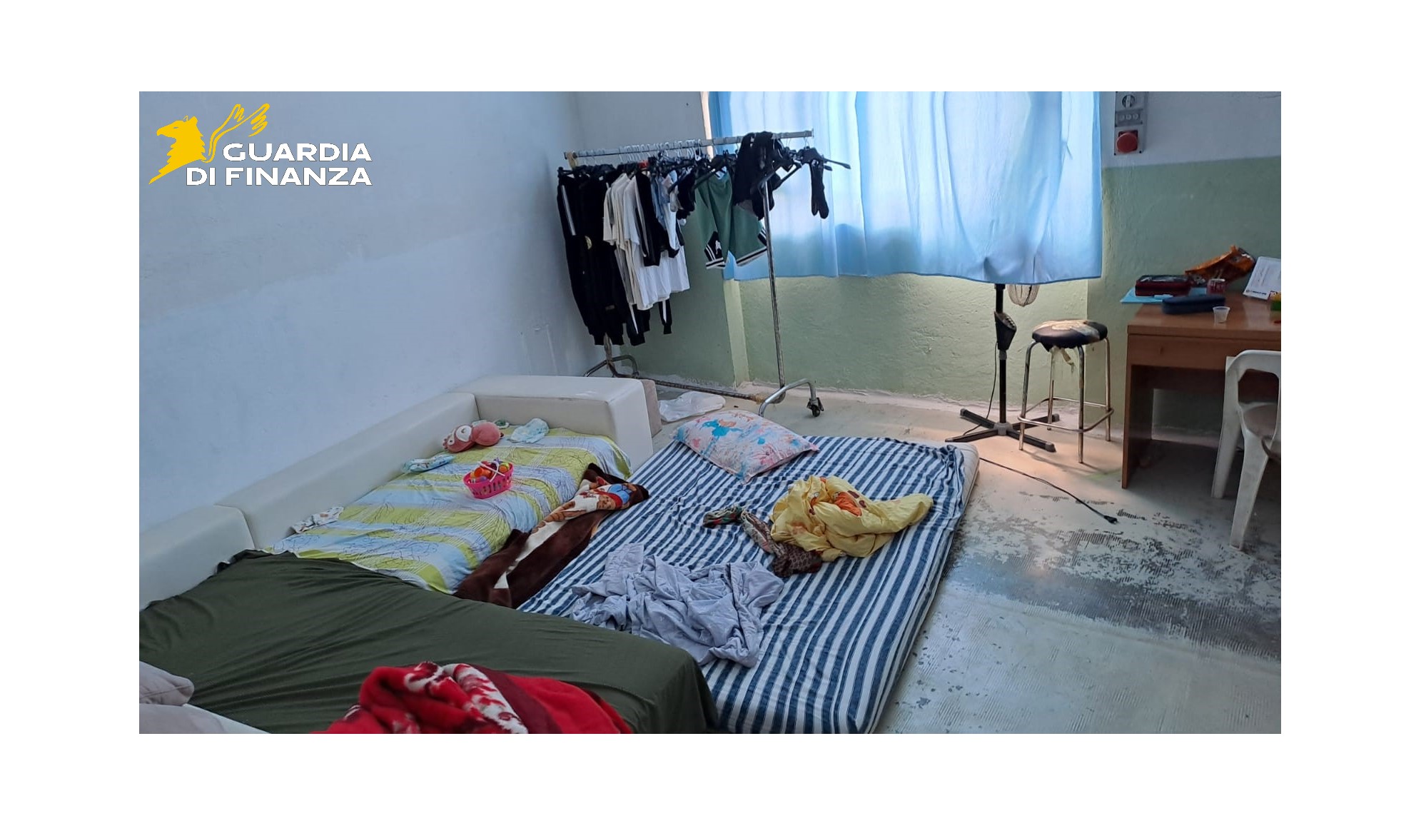 Erba, vivono e lavorano nella fabbrica. Tra sporcizia e degrado anche mamme e neonati