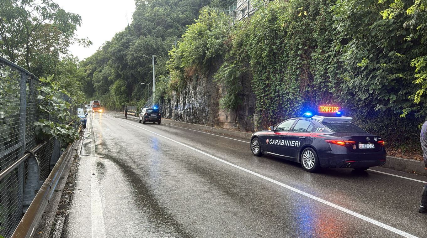 Frana a Carate Urio, detriti sulla Regina. Statale a senso unico alternato