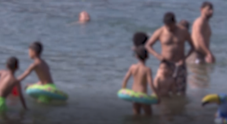 Benvenuti a “Como Beach”, tra musica a palla, risse sfiorate e bagni vietati