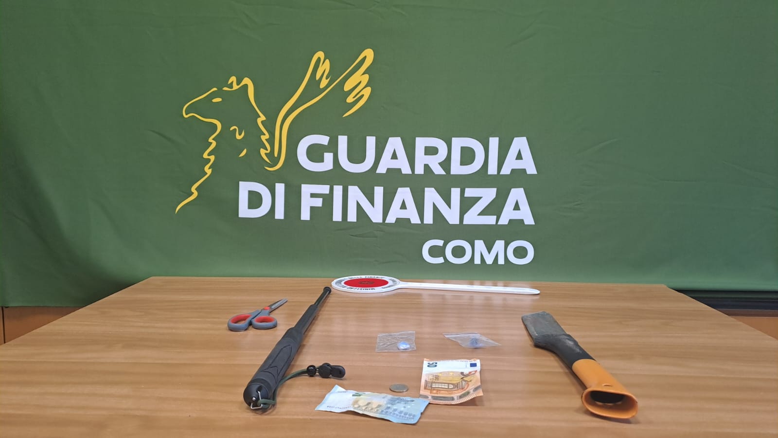 Albavilla, scoperto e smantellato un bivacco dello spaccio “difeso” da fili di ferro